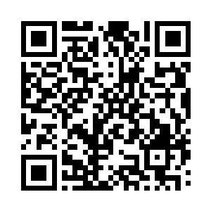 燕山魂和原站在洞窟中间向着四周打量着二维码生成