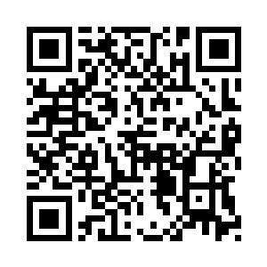 牙齿用力地咬断了沾了酱的黄瓜条二维码生成