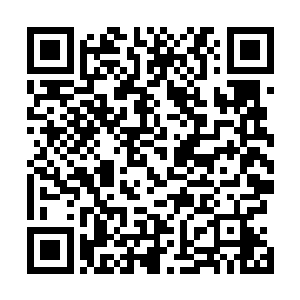 王洪宝亲自给副镇长王振国和派出所副所长李喜亮倒上酒二维码生成