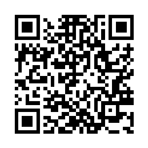 王浩文的表哥紧紧的拥着他的老婆在怀中二维码生成