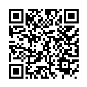 王浩文表哥手臂紧紧的揽着王浩文表嫂的腰部二维码生成