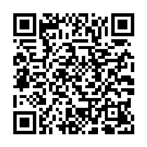 现在他眼睛也是一眨不眨的盯着向她走来的女孩二维码生成