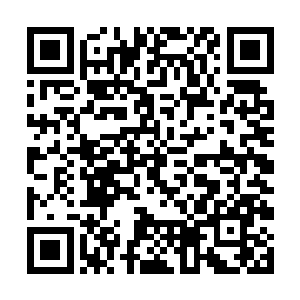 瑶瑶就在一旁瞪着乌溜溜的大眼睛一眨不眨地盯着呢二维码生成