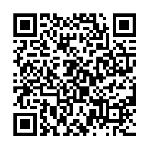 用咳嗽吸引了同伴们的注意力――他的表情似笑非笑二维码生成