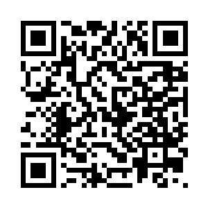 画面从高空俯瞰视角快速向下拉动二维码生成