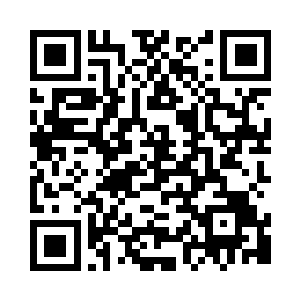 疯子两个人在车上把吃的和水拿出来分给众人二维码生成