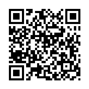 目光略带一丝惊色的望着正在交战的两人二维码生成