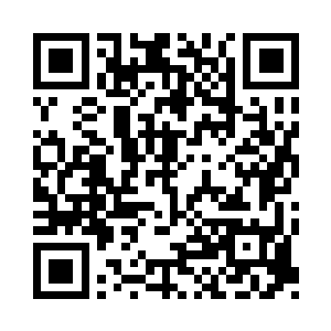 目光落回了端坐在桌子面前的小女孩身上二维码生成