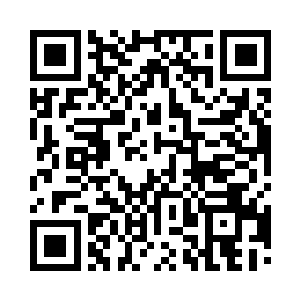 看起来有些呆愣的年轻男子立刻解释了一声二维码生成