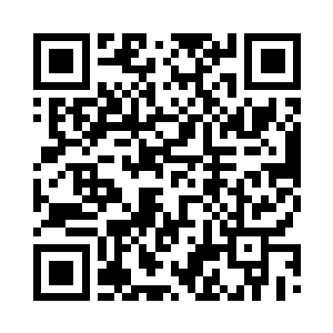 眯着眼跟猫儿一样躲在毯子里看巴克二维码生成