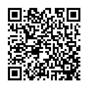 眼尖的王淑芳看到顾晓梅无袖花衬衣的纽扣竟然扣错了一个二维码生成