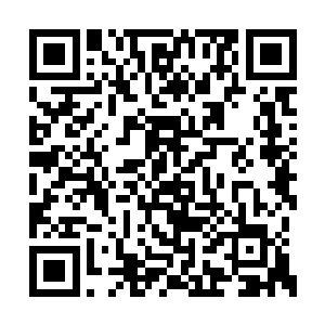 眼睛盯着雕像的手想说什么却是一时又说不出来二维码生成