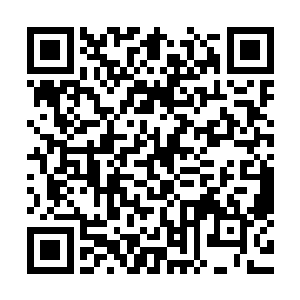 穿着一黑一白对比鲜明的短舞裙的两个艳丽女郎簇拥在他身旁二维码生成