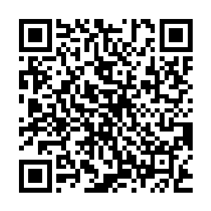 穿着蓝色校服扎着马尾辫露出清秀俏脸的蒋钦笑嘻嘻地站在一边二维码生成