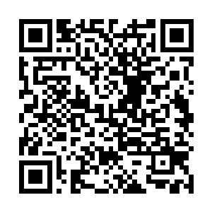 突然我看到远处那边转角好像是有个人缓慢的走了过去二维码生成