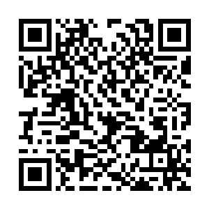 窗户上的木栏杆也雕刻着一些古色古香的装饰花纹二维码生成