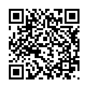 站在他身边的欧阳南希拍拍他的肩膀二维码生成