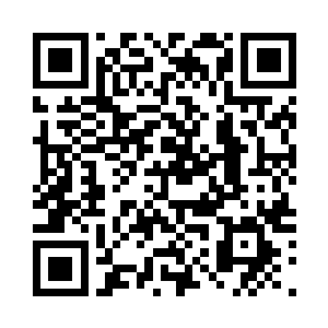 端起面前的高脚杯做了个邀酒的姿势二维码生成