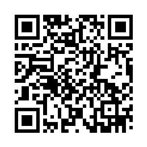 红梅树下有几个小丫头叽叽喳喳的玩闹二维码生成