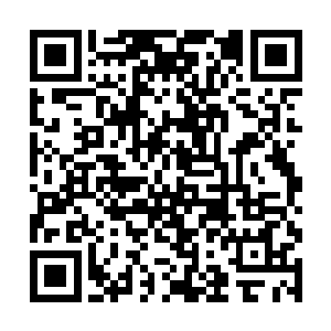 继而又从衙门的门缝或是宫闱的某些珠帘缝隙里飘出二维码生成
