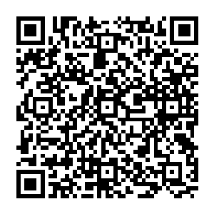 罗卿卿会在午后大太阳底下穿过大街小巷走十几公里的路去垃圾桶里捡各种塑料瓶去卖废品二维码生成