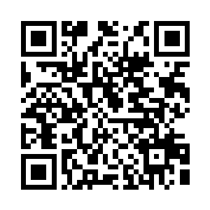 老奶奶隔着外面的防盗门看着我们说二维码生成