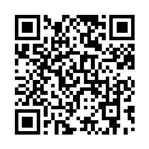 老板和老板娘坐在吧台后面愁眉苦脸二维码生成