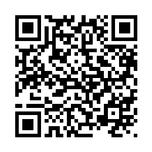 而右手对着蛇妖遁走方向的拢青衣二维码生成