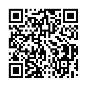 而后面的两名警员拿着手铐和脚镣给他戴上二维码生成