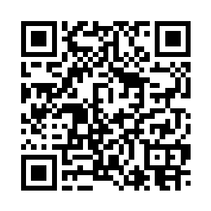 而她身后一双男士登山鞋静静摆放二维码生成