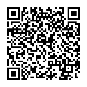而是在周围找了个地方坐了下来……买了一份报纸慢悠悠的看了起来二维码生成