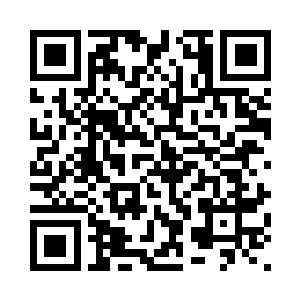 而那妖娆少妇无所事事地坐于桌边二维码生成