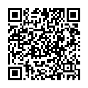 胸前的小峰和翘臀把她的身体塑成一个花瓶状的线条二维码生成