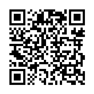 药农四人看着毫不起眼甚至有些破旧的茅草屋二维码生成