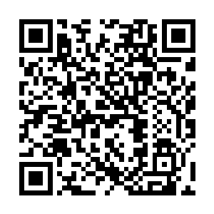 虚晃了一枪之后又用外脚背把足球继续朝斜前方拨出去二维码生成