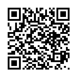 裴溪远正坐在年轻店主面前的椅子上二维码生成