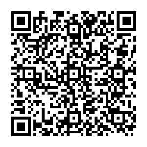 观众们此时终于明白了为什么海报里的塞缪尔手里要拿着一本圣经了――还有一把手枪二维码生成