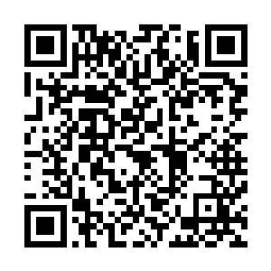 让人看起来有一种迫人的压力的中年男子站在红发青年身旁二维码生成