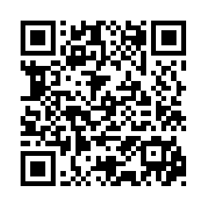 赵兴华一身灰色西装笑盈盈的被众人拥了进来二维码生成
