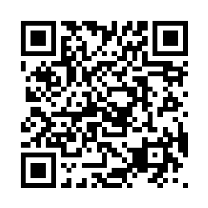 赵腾丰和许盼盼两人从船舱里取出机器二维码生成