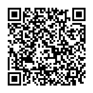 跟他一起反复不厌地欣赏屏幕上播放的画面――白娘子白素贞双手合十二维码生成