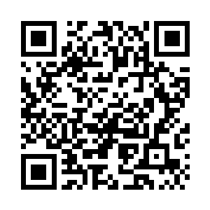 跟着两个同样年级的人到处乱走着二维码生成