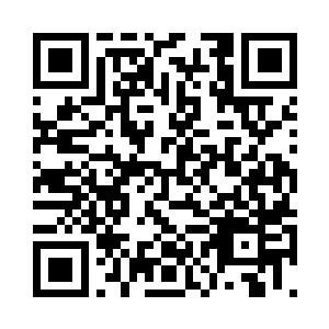 蹲在那的一人以及躺着的那人都在笑二维码生成