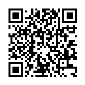 身材丰盈的老板娘正坐在收银台里拢着帐二维码生成