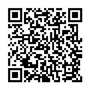 身边给他搜身那人掏出了他身上唯一携带的令牌二维码生成