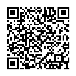 身边跟着一个很漂亮的女生一起牵手走在大街上二维码生成