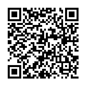 轮到这个名不见经传的华人来领这第一张黑金卡二维码生成