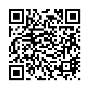 轻盈的脚步声让眺望远处的男子回头二维码生成