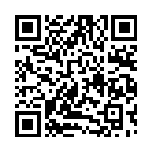 还有几个大胆的男生上前询问需不需要帮助二维码生成