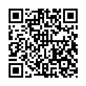 这些路人大部分都在小声支援着男子二维码生成